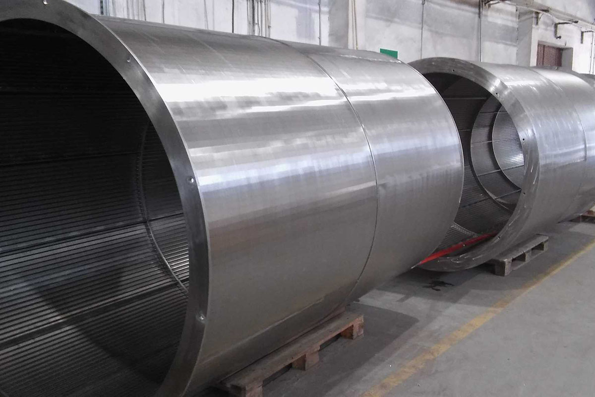 Large cylindrical screen assemblies with metal housings and internal profile-wire surfaces