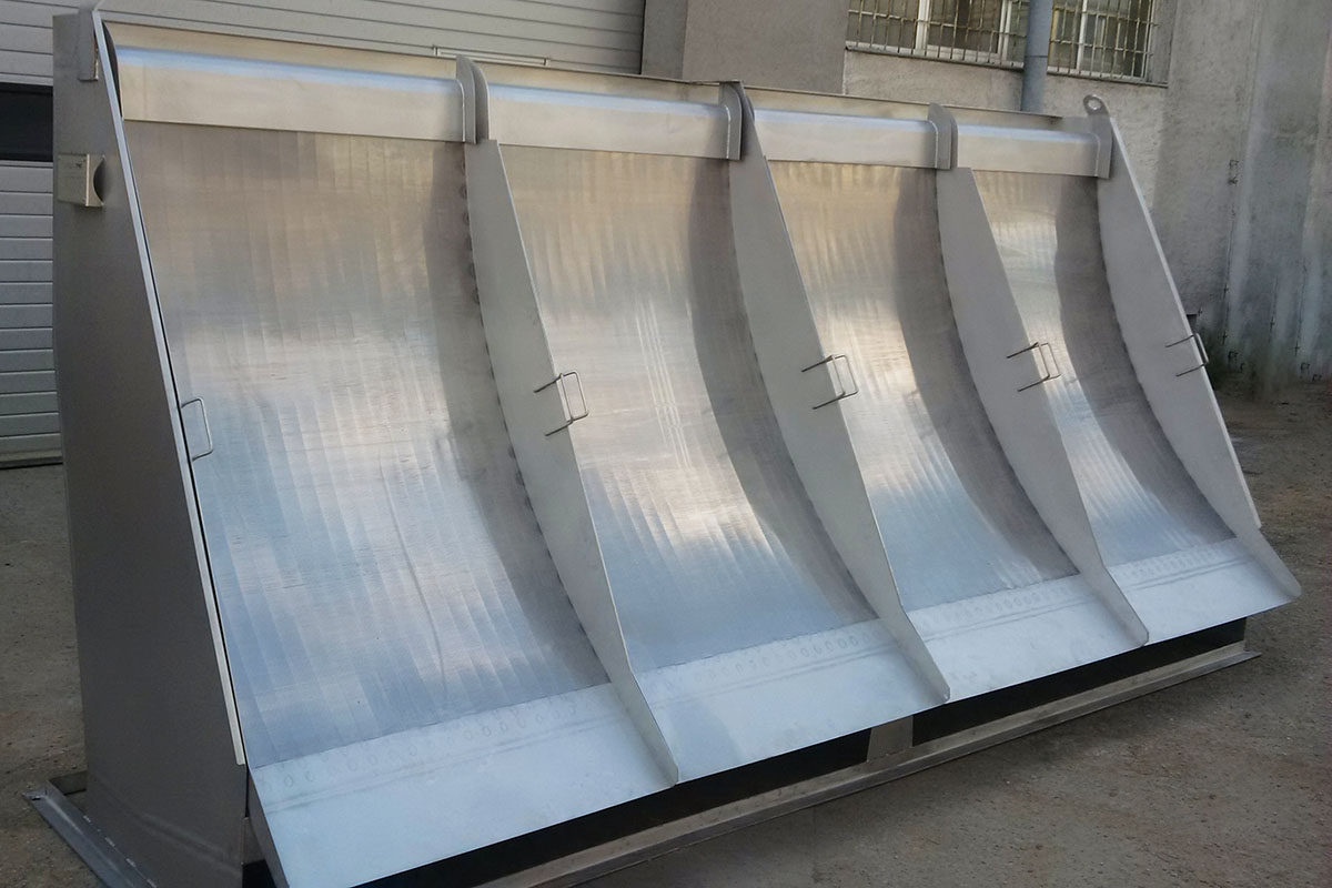 Curved sieve bend screen panels with mounting supports