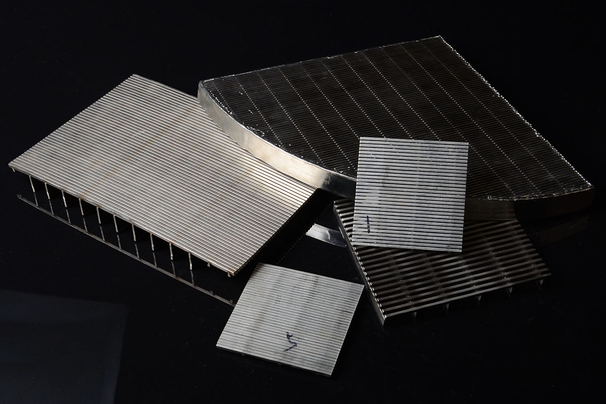 Flat and curved stainless steel wedge wire screens with supporting rods