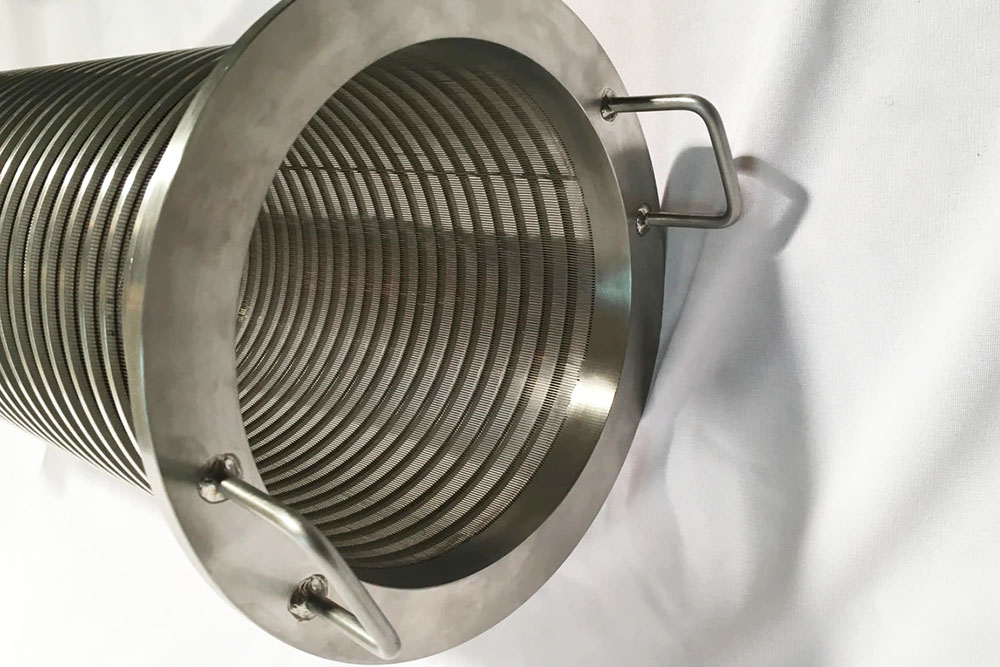 Wedge wire strainer with end ring and lifting handle